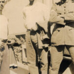 Severino ao centro com seus colegas da Escola Militar