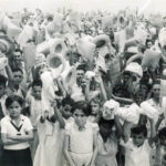 O povo sacode chapéus no ar aclamando pelo nome de Severino Sombra