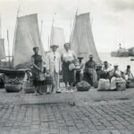 Severino ao centro acompanhando Ilka e sua cunhada na Feira do Porto, RJ