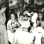 Yolanda recebe os convidados na comemoração do 50° aniversário da turma de aspirantes