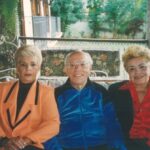 Severino e suas duas filhas em sua residência